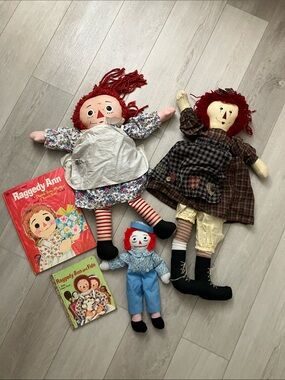 Vintage collectible Raggedy Ann dolls and books.